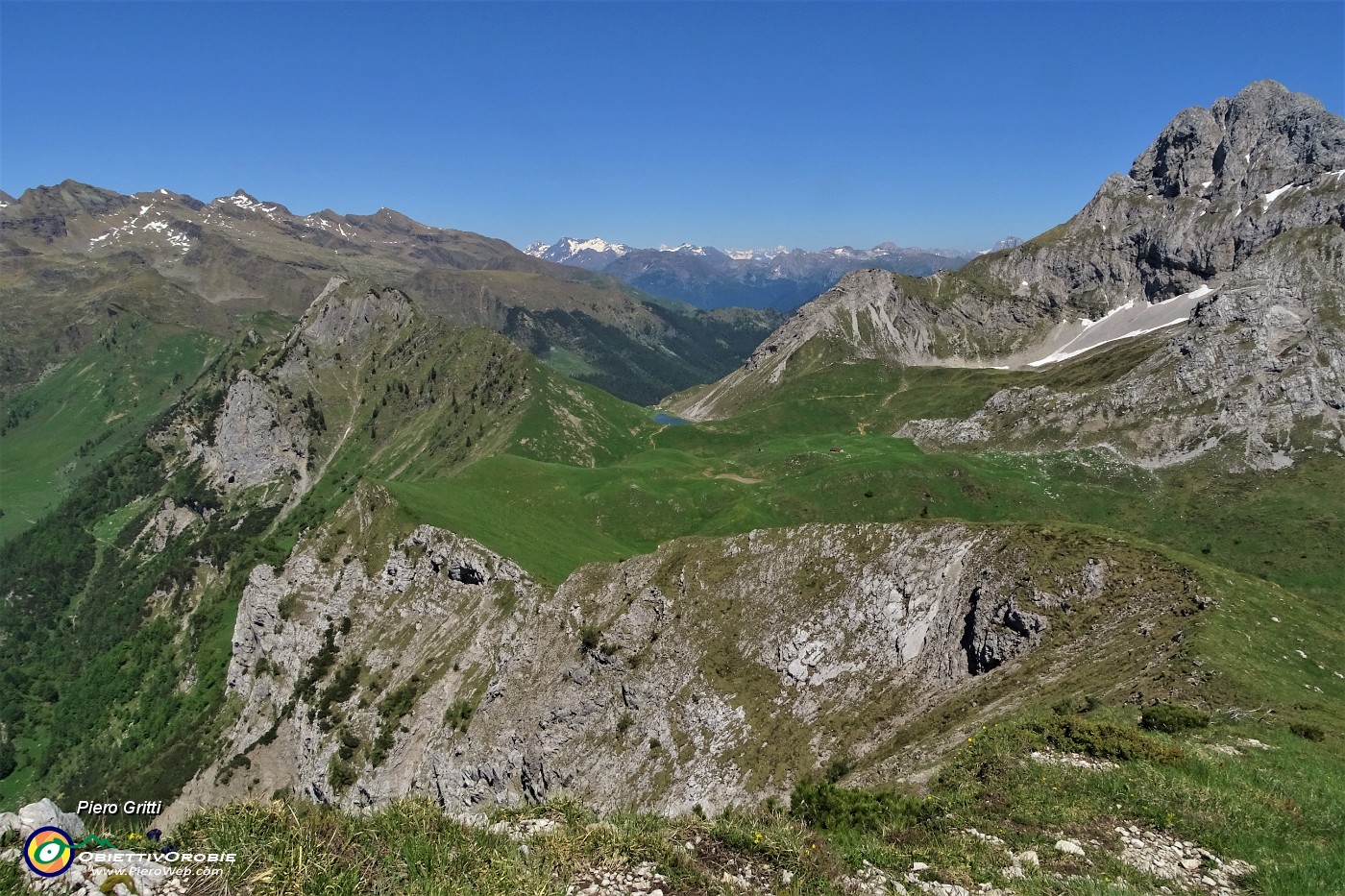 59 Scendendo dal Monte Vetro verso il Passo di Val Vedra.JPG